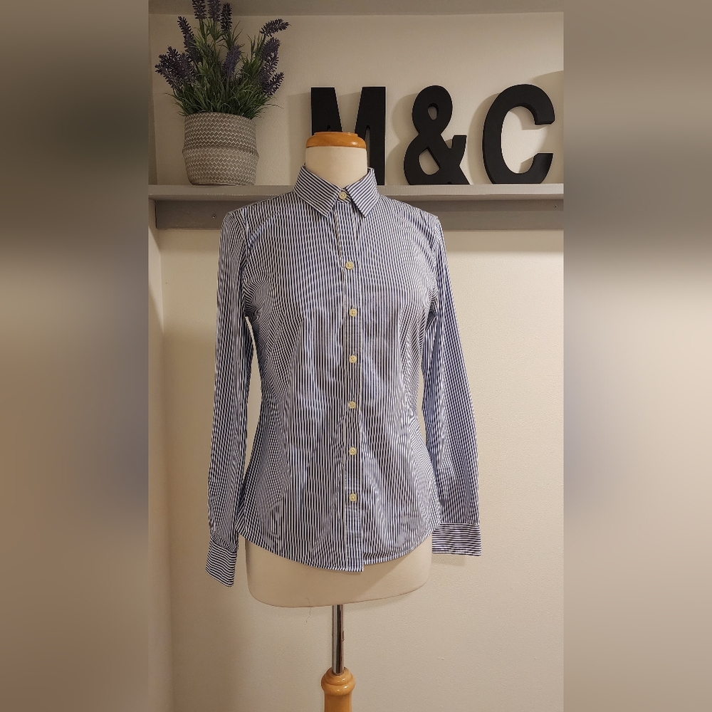 Beautiful striped blouse from the Banana Republic Brand size 6
